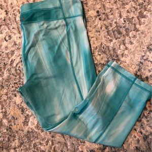Under Armour teal 3/4 length leggings in XL